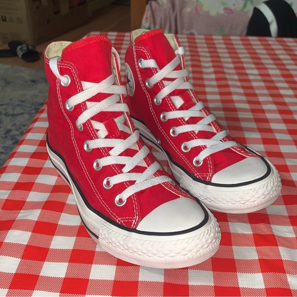 SOLD Converse Chuck Taylor All Star Classic high Top Converse Red Women’s size 6 - Picture 5 of 9